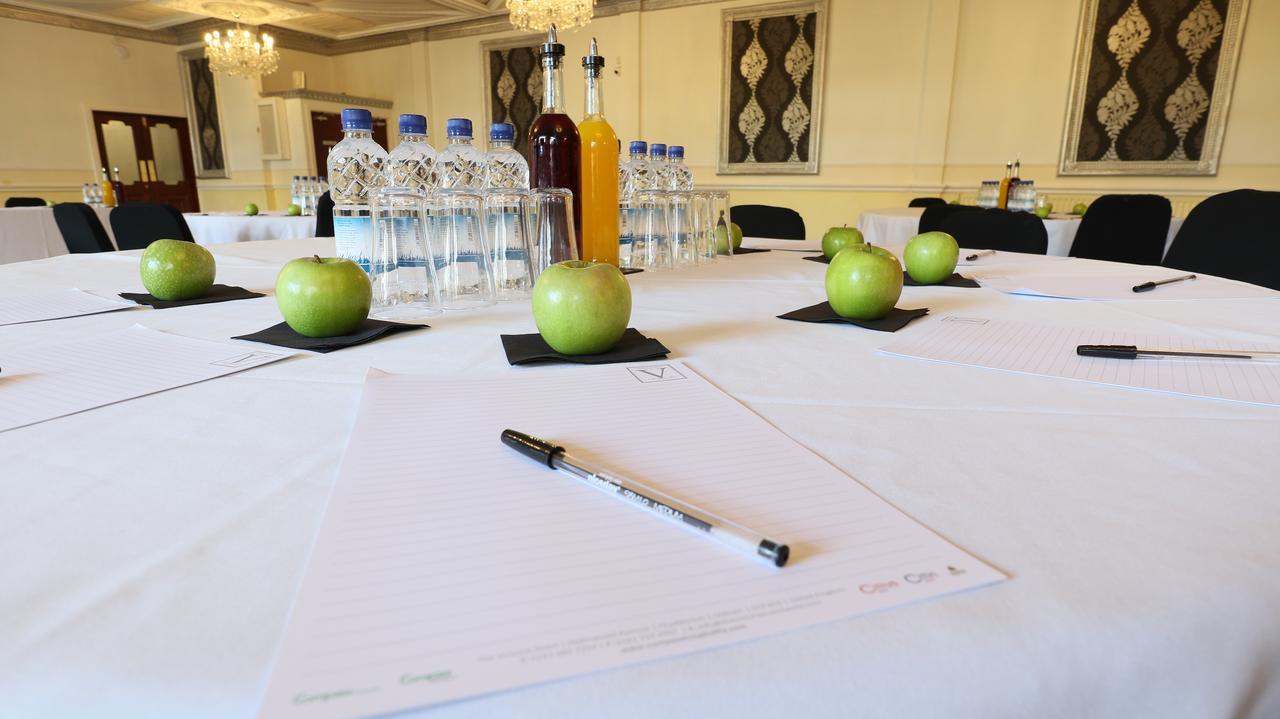 The Victoria Hotel Manchester By Compass Hospitality Oldham Esterno foto